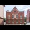 Budynek przyparafialny w Bytomiu Bobrku. Odrestaurowana elewacja frontowa z cegły z poziomymi pasami dekoracyjnymi z cegły zielonej. Okna odtworzone na wzór oryginalnych. Zdjecie Zgłaszającego 