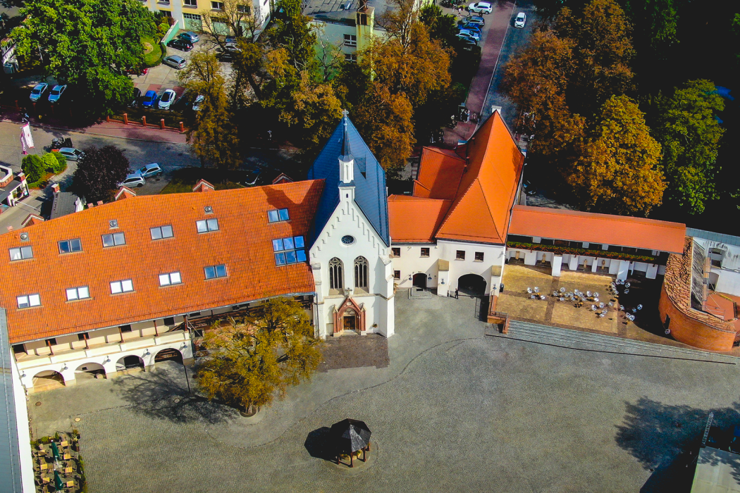 Widok z góry na budynek Słodowni i modernizacji  Domu Książęcego na centrum turystyczno-historyczne z ekspozycją multimedialną na Zamku Piastowskim w Raciborzu 