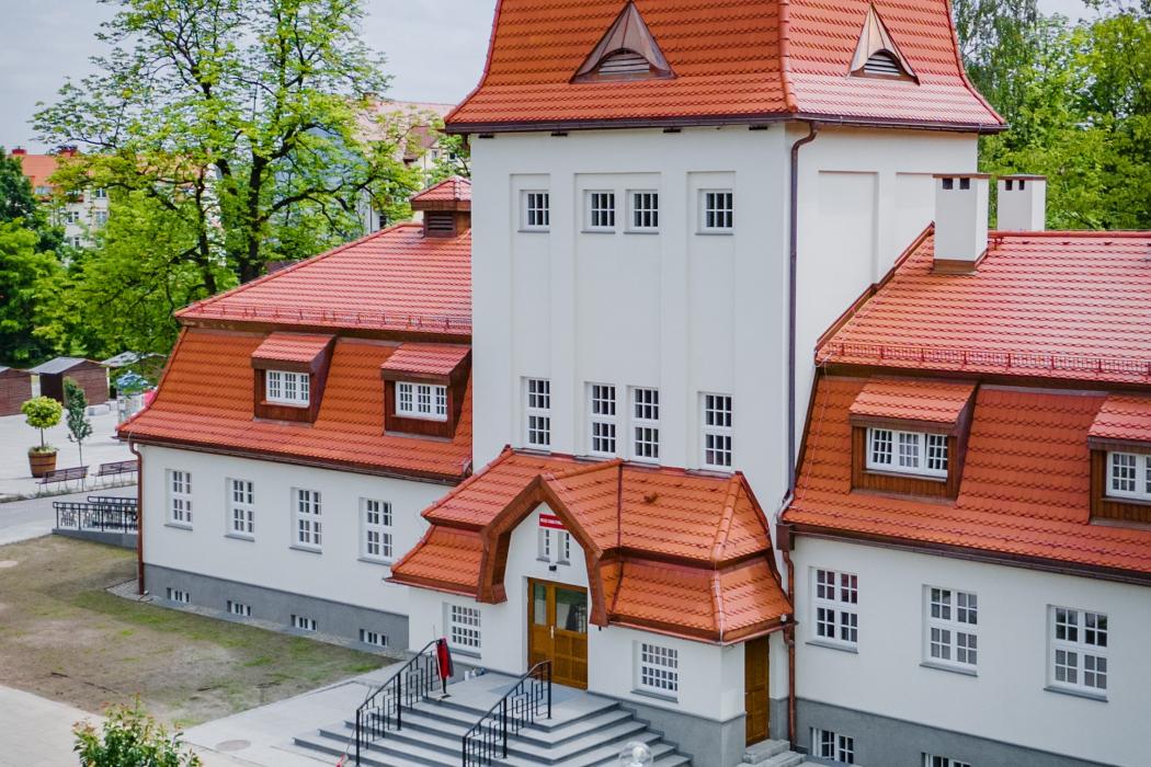 Strefa wejściowa do budynku z wyższą częścią środkową. 