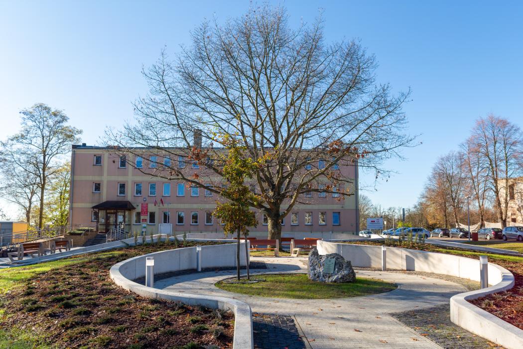 Zagospodarowanie terenu działek mienia komunalnego gminy przy ul. Krakowskiej we Włodowicach.
