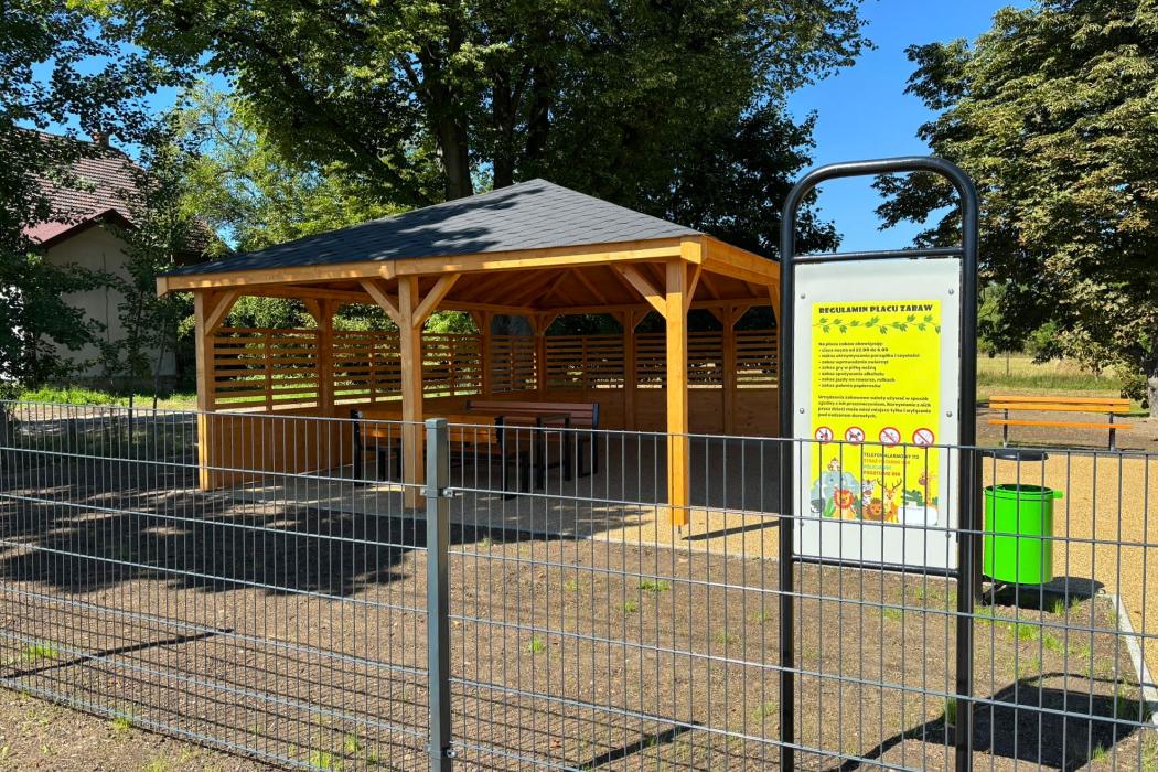 Wiata na terenie Zielonej Przestrzeni w Goleszowie Równi