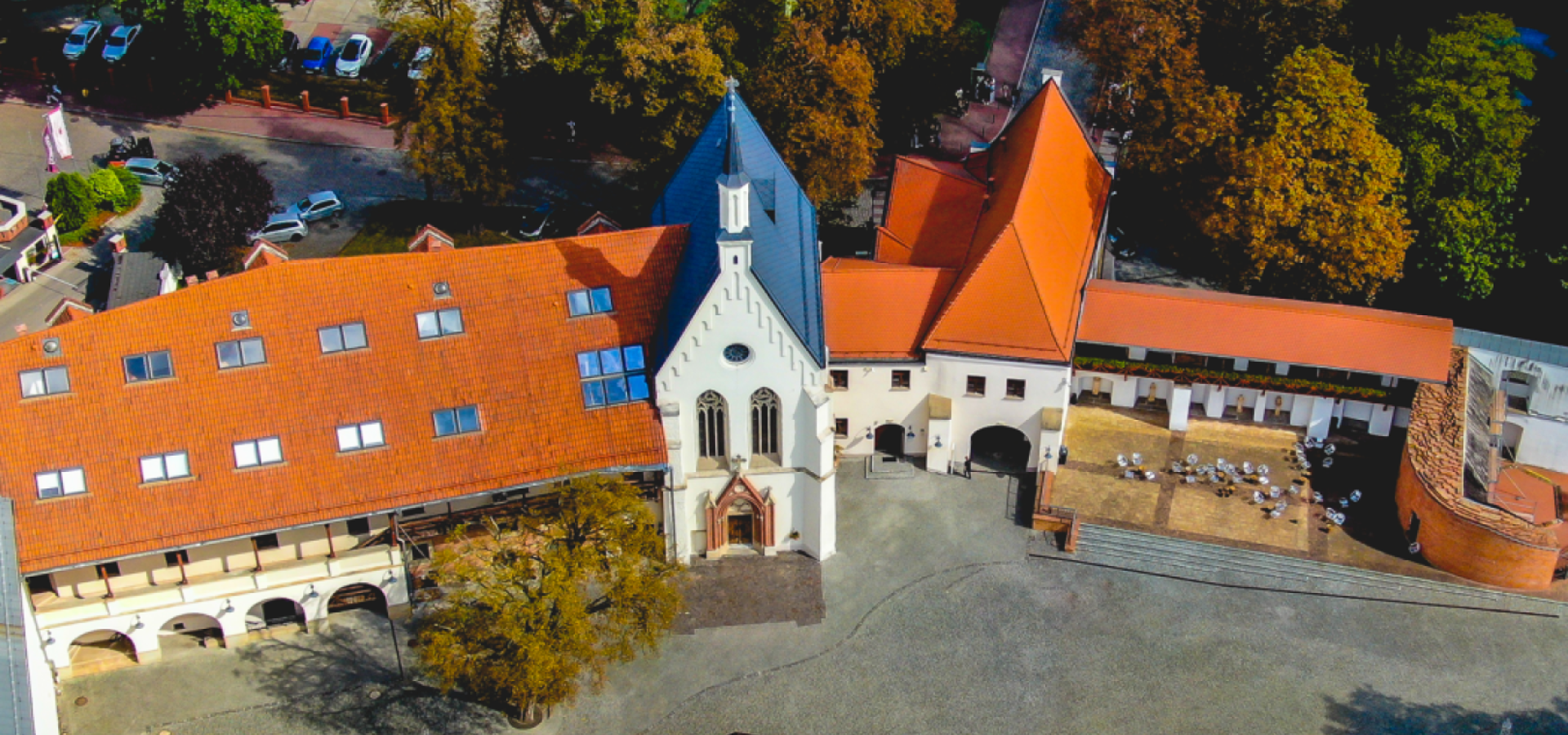 Widok z góry na budynek Słodowni i modernizacji  Domu Książęcego na centrum turystyczno-historyczne z ekspozycją multimedialną na Zamku Piastowskim w Raciborzu 