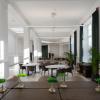 Przestrzeń coworkingu. Jasne, zabytkowe pomieszczenie ze światłem dziennym, wpadającym przez duże okna z materiałowymi zasłonami. W pomieszczeniu drewniane, klasyczne biurka z lampkami do czytania. 