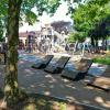 Na placu wśród starych wysokich drzew stoją drewniane leżaki, drewniane piknikowe ławki i stoliki. W głębi znajdują się place zabaw z wieżami w kształcie zamków z drabinkami, zjeżdżalniami, ściankami wspinaczkowymi, domkami do zabawy, zabawka-pociąg z wagonami, huśtawki: gniazdo, z dwoma siedziskami (dla mamy z małym dzieckiem), z prostymi siedziskami. W głębi stoją drewniane ławki. Pomiędzy placami do rekreacji i placami zabaw trawniki i klomby z trawami