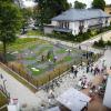 5. Zdj. CSR z lotu ptaka. Na zdj. widoczny budynek basenu z kawiarenką i tarasem, minigolf. W oddali zabudowa mieszkaniowa