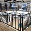 Czarna antresola na pierwszym piętrze budynku biblioteki