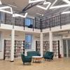 Wnętrze biblioteki ukazujące wejście, antresolę nad wejściem oraz strefę wypoczynkową