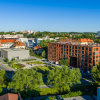 Szeroka panorama z lotu ptaka na Kwartał Rzeczna w Rybniku, z widoczną Galerią Sztuki Rzeczna, otaczającą zielenią i zabudowaniami.