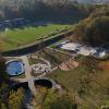 Park Sportowy w Wojkowicach widziany z góry. Kompleks obejmuje boisko piłkarskie, skatepark, strefę street workout, wodny plac zabaw, tężnię solankową i alejki spacerowe.