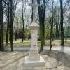 Odnowiona przydrożna kapliczka. Rozbarski krzyż Boża Męka na dobre wpisał się w lokalny krajobraz. Jest to zabytek pochodzący z 1863 roku. Ulokowano go na skwerze przylegającym do drogi prowadzącej do kopalni „Heinitz” (po 1945 roku „Rozbark”). Był niemym świadkiem jej powstania, rozwoju i upadku, a następnie rewitalizacji poindustrialnych terenów. Przeszedł renowację na początku 2026r w ramach, której został przywrócony jego pierwotny wygląd.