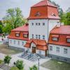 Strefa wejściowa do budynku z wyższą częścią środkową. 