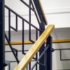 Detal geometrycznego wzoru balustrady wewnętrznej. 