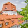 Zrewitalizowany dach o historycznej formie kryty czerwoną dachówką. 