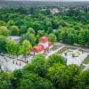 Widok z lotu ptaka na budynek i otaczający go Park Zdrojowy. 
