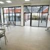 Wnętrze poczekalni. Po dwóch przeciwległych stronach stoją ławki dla oczekujących. Znajdują się również tutaj stoliki wraz z krzesłami. Z dwóch stron poczekalnia posiada przeszklenia. Przy przeszkoleniach znajdują się dwoje drzwi. Dominują kolory jasne. Wysoko pod sufitem znajduje się telewizor na którym wyświetlane są godziny przyjazdów i odjazdów autobusów.