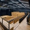 Wielopoziomowa sala widowiskowa z dużą sceną, kaskadową widownią i profesjonalnym oświetleniem.